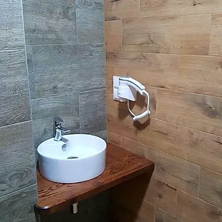 Krzesanica Bed & Breakfast *